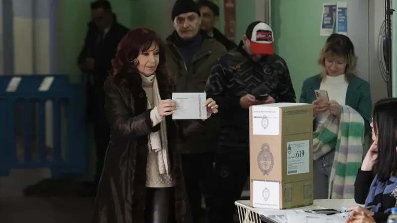  Cristina Fernández votó en Santa Cruz y alllí eligió recluirse en silencio (Télam)