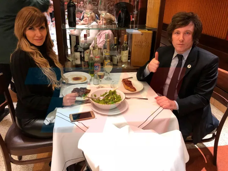 Daniela y Javier Milei, durante una salida cuando era novios. (Foto: TN)