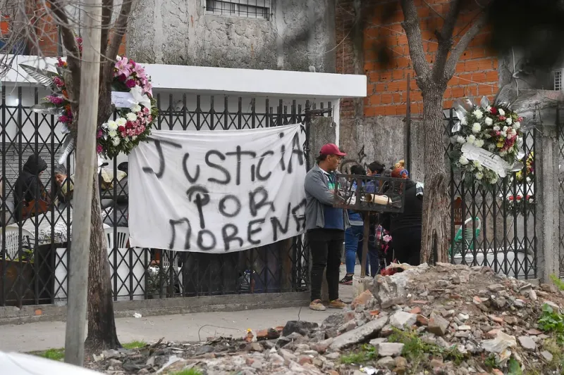  La bandera con el pedido de justicia (Maximiliano Luna)