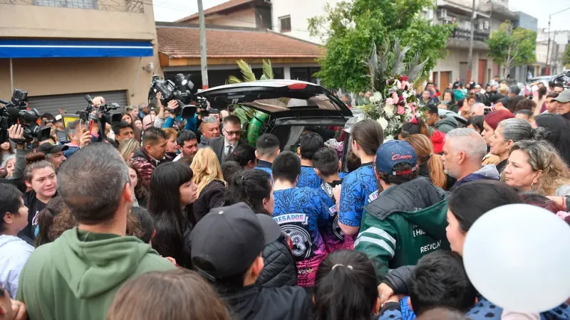  La multitud despide el cuerpo (Maximiliano Luna)