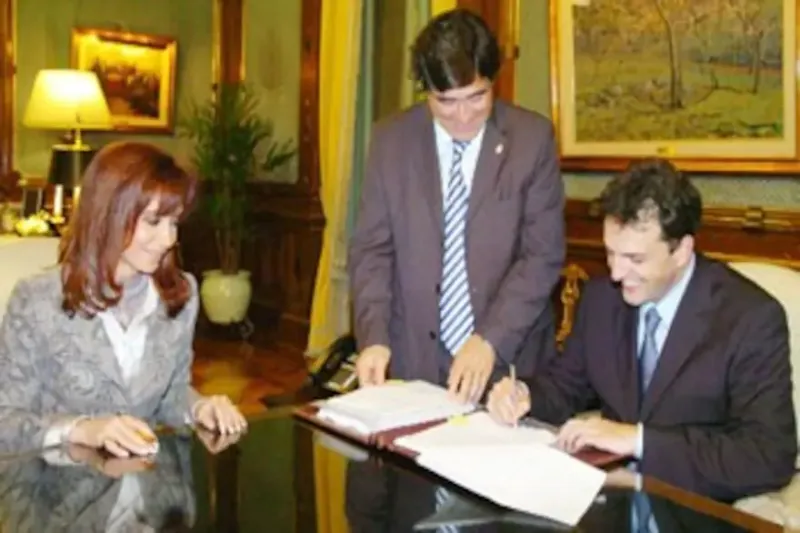 Cristina Kirchner, Carlos Zannini y Sergio Massa firman en 2008 el proyecto de reestatización de Aerolíneas; hoy la empresa explica buena parte de la expansión de la planta del Estado