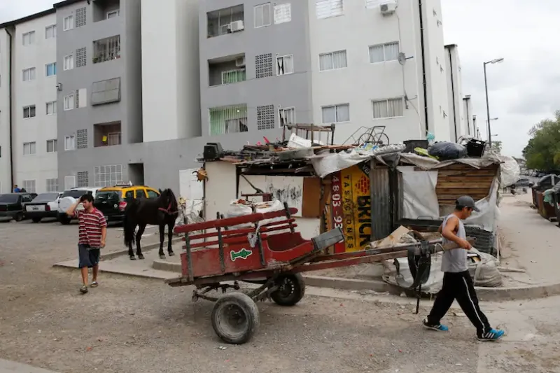 En el complejo Padre Mujica, adonde se mudaron vecinos del Riachuelo, hay numerosos cartoneros. Hoy una Unidad Ejecutora Especial Temporaria se ocupa de ”las distintas acciones conducentes a la organización de la urbanización”, entre otros aspectos de inc