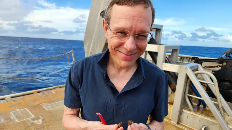  Avi Loeb con fragmentos metálicos hallados en el fondo del mar. Su trabajo despierta escepticismo entre colegas (Avi Loeb)