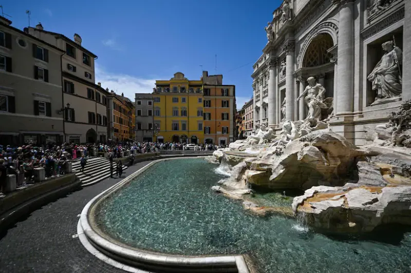 Se trepó a la Fontana di Trevi para rellenar su botella de agua y el desenlace sorprendió a todos