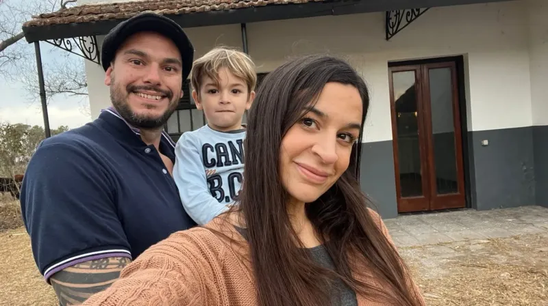 Virginia Costa Soto, Sebastián Cappiello y su hijo León frente al comedor de la fábrica de Gándara que quieren recuperar y convertir en pulpería.