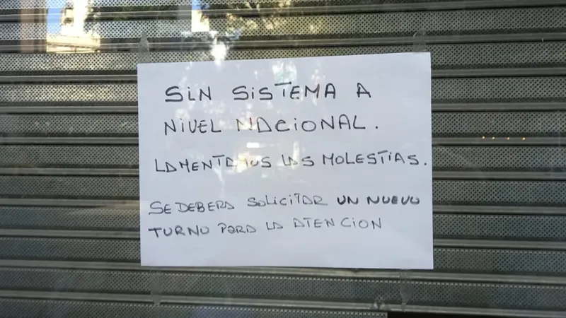 Cartel en uno de los locales de PAMI