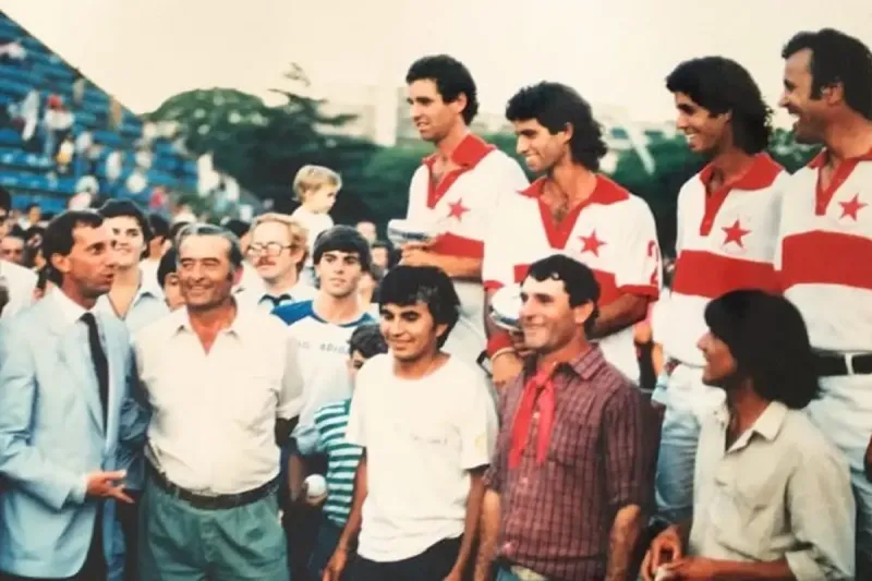 Marcos Heguy sostiene la copa individual tras conseguir la gloria para Indios Chapaleufú en el Argentino Abierto de 1986 y escucha a Carlos Bilardo, flamante campeón mundial como DT en México.Gentileza Marcos Heguy