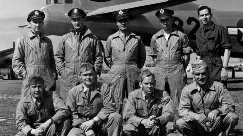  La tripulación del bombardero Enola Gay de las Fuerzas Aéreas del Ejército de EE. UU., comandado por el coronel Paul Tibbets, que lanzó la bomba atómica sobre la ciudad japonesa de Hiroshima, posa en 1946 (US ARMY/REUTERS)