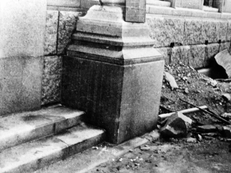  La ”sombra” de una víctima en unos escalones de un edificio, después del bombardeo atómico de la ciudad japonesa de Hiroshima. La persona estaba sentada en los escalones cuando el calor de la explosión quemó la superficie de la piedra alrededor del cuerp