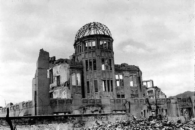  El Salón de Promoción Industrial de la Prefectura de Hiroshima, actualmente llamado Cúpula de la Bomba Atómica o Cúpula de la Bomba, destruido luego del bombardeo atómica. Fue declarado Monumento de la Paz (Shigeo Hayashi/Hiroshima Peace Memorial Museum/