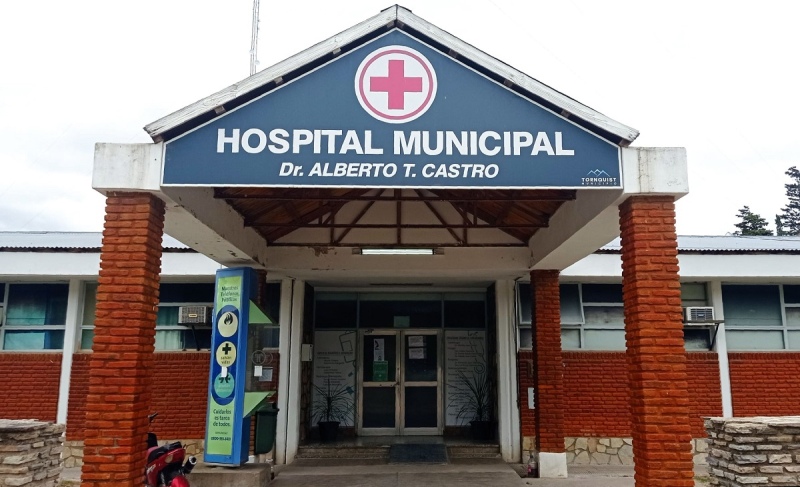 La mujer que sobrevivió al incendio en un campo recibió las primeras atenciones en el hospital municipal de Tornquist. Ayer, fue derivada a un centro de salud de Carhué