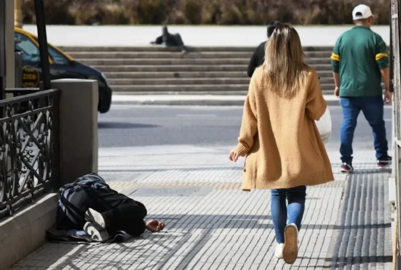  LA TRISTE IMAGEN COTIDIANA DE PERSONAS EN SITUACIÓN DE CALLE QUE DUERMEN EN LOS RECOVECOS QUE OFRECEN LAS CIUDADES. FOTO: JUAN IGNACIO BLANCO/MDZ