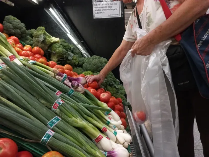  Los alimentos y bebidas no alcohólicas volvieron a ser los de más incidencia en el IPC. Foto Emmanuel Fernández