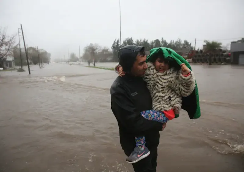 Vecinos de Villa Elvira, en Calle 13 y 95, en La Plata, abandonan sus casas por el temporal