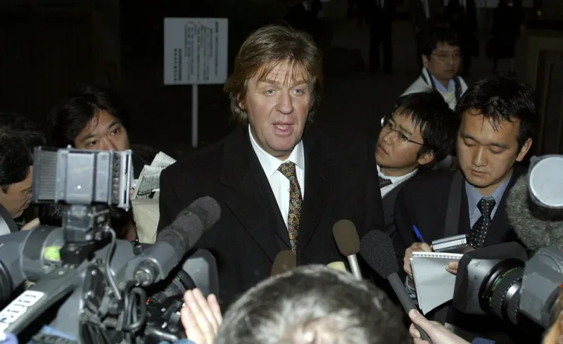  Tim Blackman arriba a Tokio en el 2003 para buscar a su hija Lucie (Photo by Junko Kimura/Getty Images)