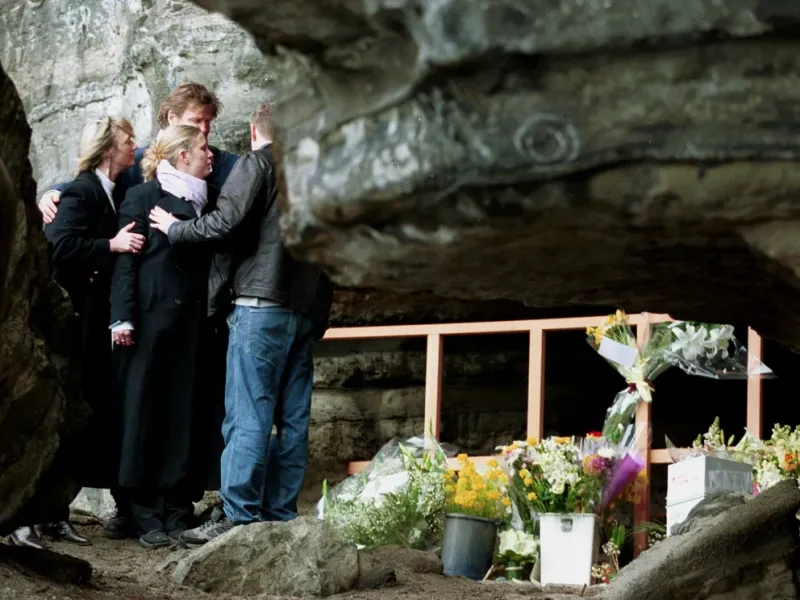  Los Blackman visitan la cueva donde fue hallado el cuerpo de Lucie (Photo by Koichi Kamoshida/Newsmakers)