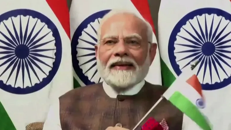  El primer ministro de la India, Narendra Modi, quien se encuentra en Sudáfrica para la cumbre de líderes de los BRICS, interrumpió su agenda para seguir el alunizaje en línea (ISRO)