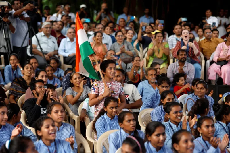  Templos y lugares sagrados de la India recibieron la visita masiva de creyentes, representantes religiosos, y ciudadanos que acudieron para celebrar el éxito de la misión lunar Chandrayaan-3 (REUTERS/Amit Dave)