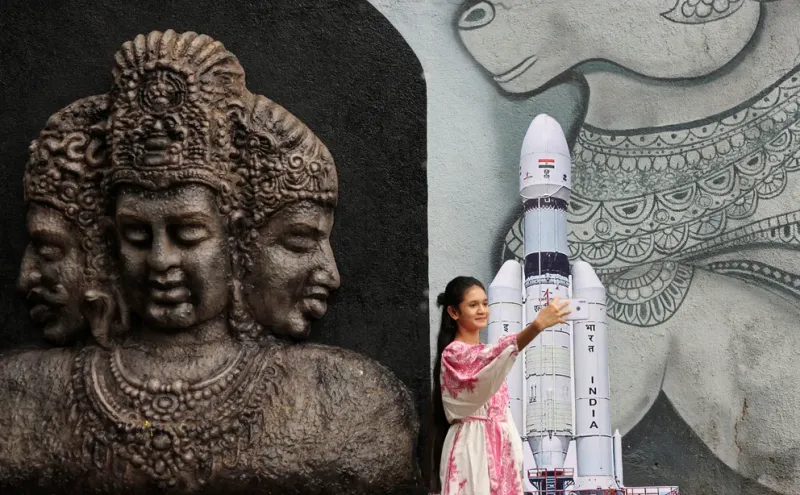  En 2019, la India intentó llegar al polo sur lunar con la nave Chandrayaan 2, pero perdió comunicación antes de tocar suelo (REUTERS/Francis Mascarenhas/File Photo)