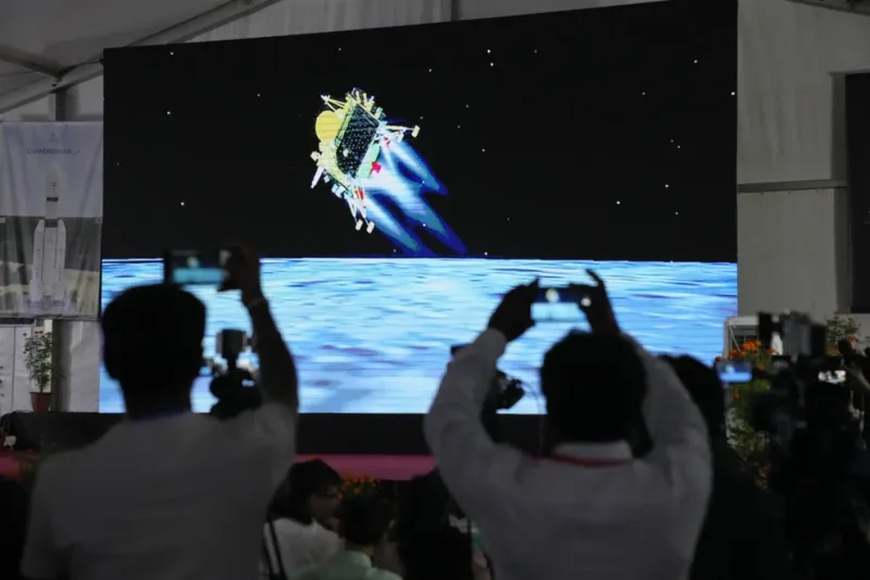  Periodistas filman la transmisión en vivo del alunizaje de la nave espacial india Chandrayaan-3 en el centro de telemetría, rastreo y comando de ISRO en Bengaluru, India (AP Foto/Aijaz Rahi)