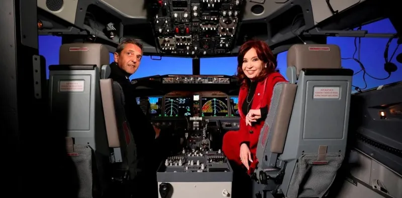 Cristina Kirchner y Sergio Massa, en un simulador de vuelo.