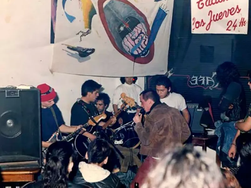  La única foto existente de la banda de punk-rock Chempes 69, de la que Miguel Bru era vocalista