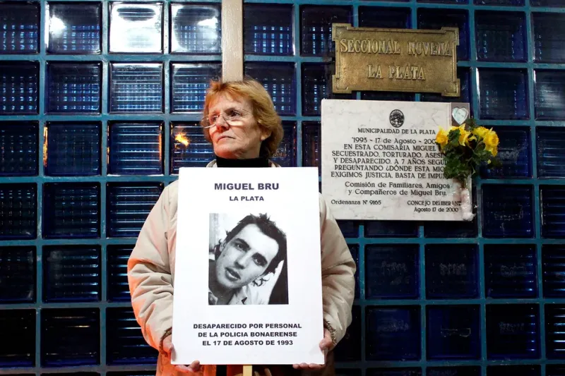  Rosa Schoenfeld, la madre de Miguel Bru, frente a la comisaría 9 de La Plata