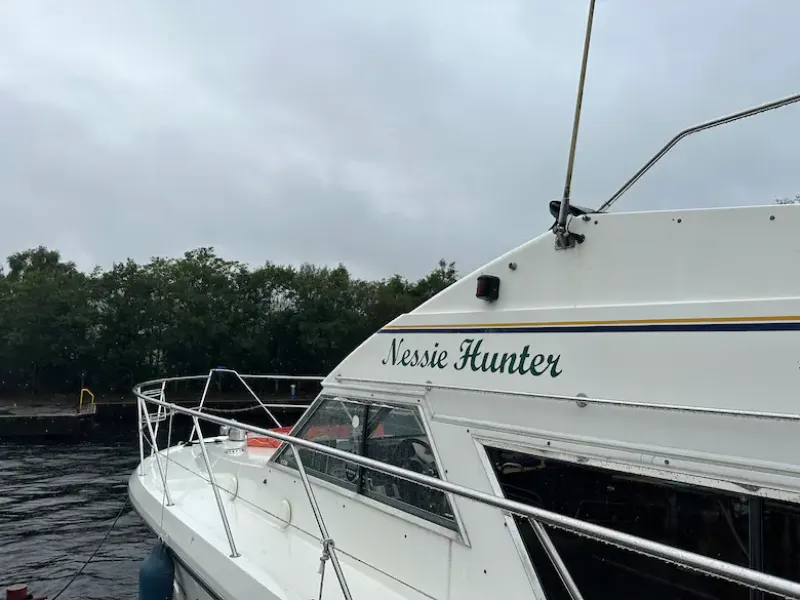 26 de agosto de 2023, Gran Bretaña, Drumnadrochit: Un barco llamado ”Nessie Hunter” está anclado en el lago Ness. El sábado comenzó en Escocia lo que se cree que es la mayor búsqueda del monstruo del Lago Ness, llamado Nessie, en décadas.picture alliance 