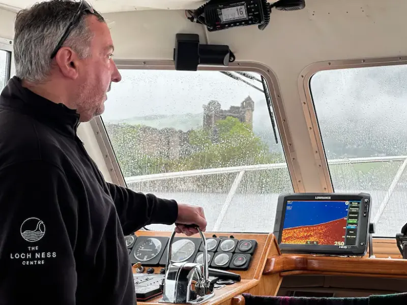 Gran Bretaña, Drumnadrochit: El capitán Ali Matheson se encuentra en el puente de un barco en el lago Ness, las ruinas del castillo de Urquhart se pueden ver al fondo. El sábado comenzó en Escocia lo que se cree que es la mayor búsqueda del monstruo del L