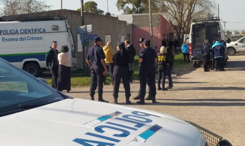 La Policía estuvo varias horas trabajando en el barrio donde ocurrió el conmocionante caso en la ciudad de Olavarría. Foto El Popular