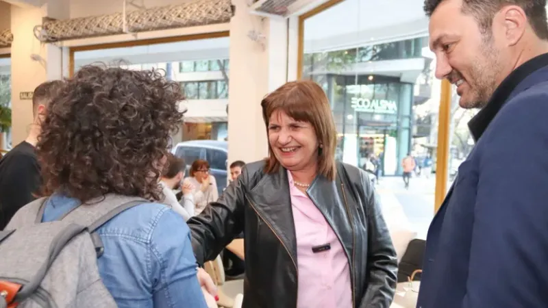 Patricia Bullrich y Luis Petri, con vecinos en Palermo en su primer día tras las PASO