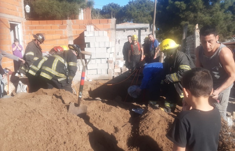 VIDEO: Un vecino cayó en el pozo séptico de su casa: el dramático rescate