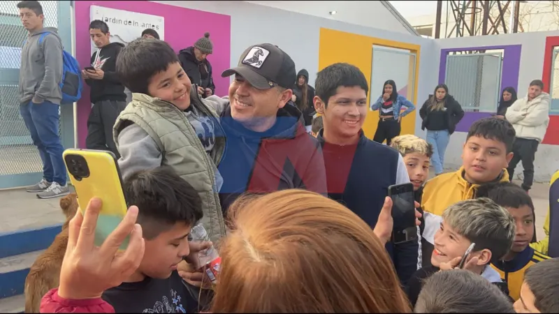 Juan Román Riquelme votó en un Jardín de Infantes de Troncos del Talar y posó para las fotos con los hinchas