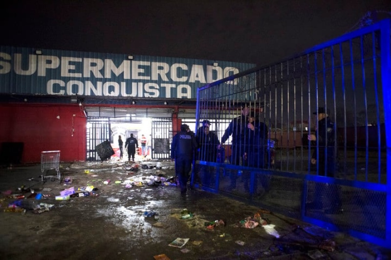 La policía llegó al supermercado y detuvo a cinco personas.