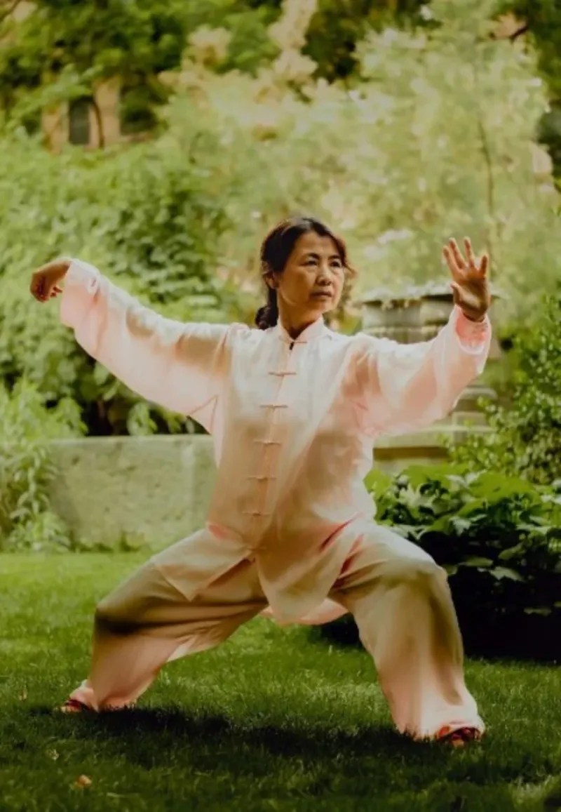  Sherry Zhang haciendo una demostración de tai chi en Manhattan. Foto Isabelle Zhao/ The New York Times