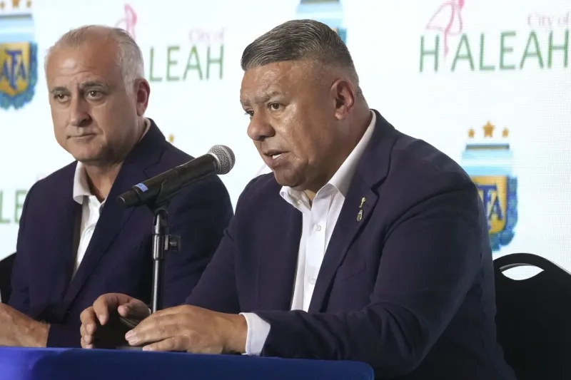 El presidente de la Asociación del Fútbol Argentino, habló durante una rueda de prensa en la que anunció los planes para construir un centro de entrenamiento de alto rendimiento en el área de Miami. (Foto: AP/Marta Lavandier)Por: AP