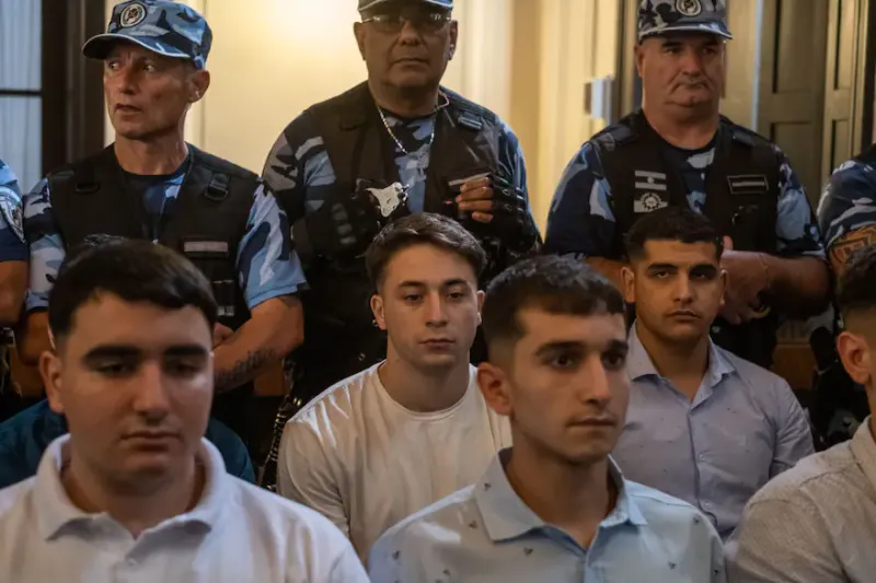 Máximo Thomsen (con remera blanca) junto a otros condenados por el asesinato de Fernando Báez Sosa, durante el juicio