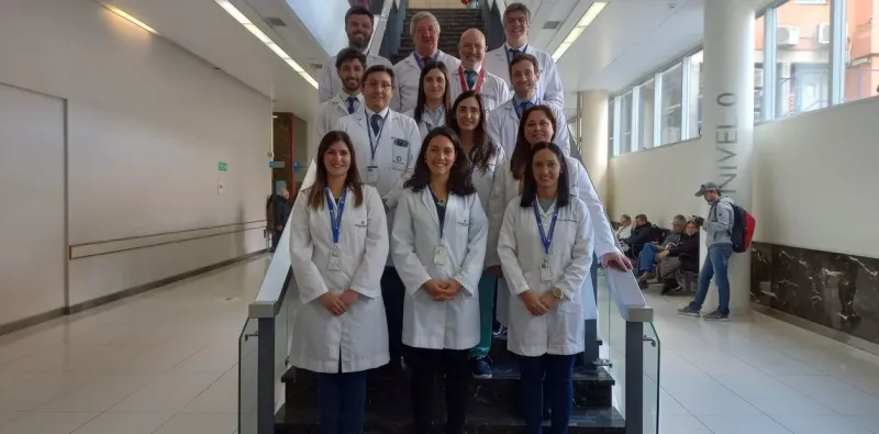 El equipo médico que estuvo a cargo del procedimiento quirúrgico y de rehabilitación de Exequiel. Foto gentileza Hospital Italiano.