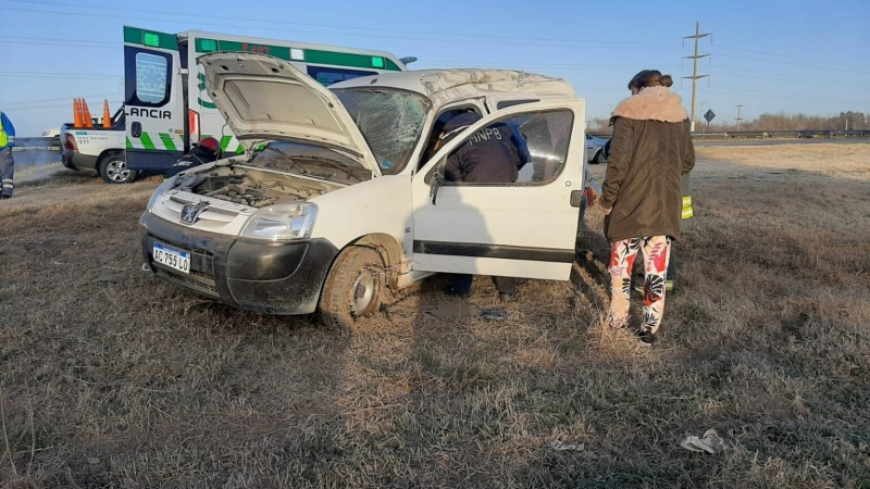 Dos jóvenes heridos en el vuelco de una camioneta en Ruta 3