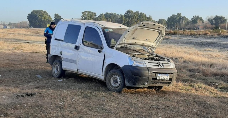 Dos jóvenes heridos en el vuelco de una camioneta en Ruta 3