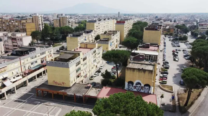 El caso ocurrió en el barrio de monoblocks Parque Verde de Caivano, conocido por ser un foco de tráfico de drogas. (Foto: gentileza Il Giornale).