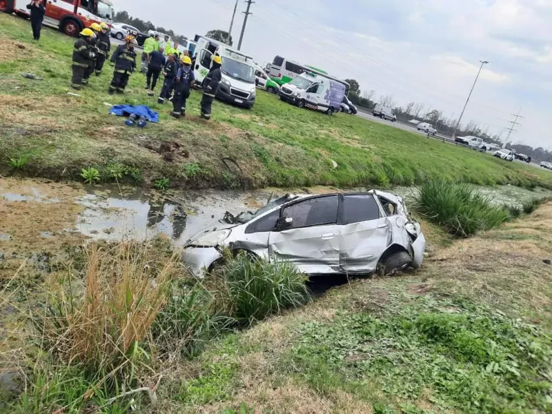 El accidente ocurrió este miércoles por la tarde, sobre la autopista a la altura del kilómetro 15, sentido a La Plata. (Foto: TN)