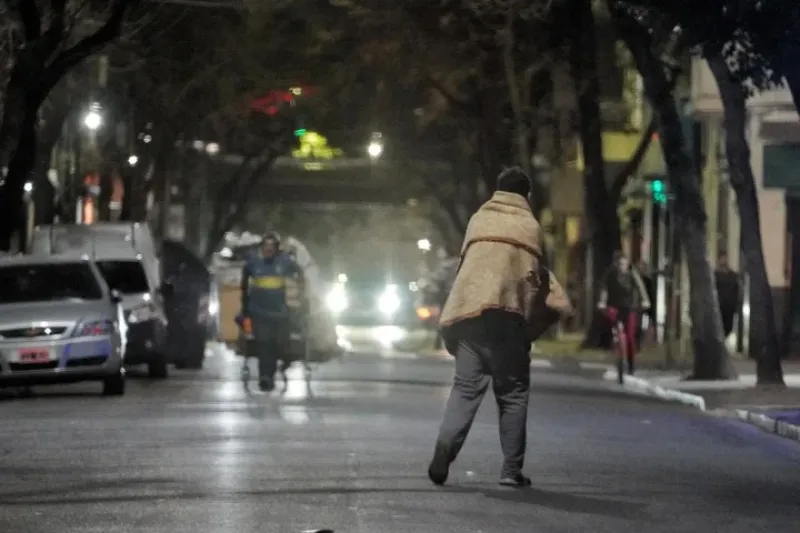 Como zombies. Los automovilistas tienen que esquivar a los adictos que caminan por la calle.