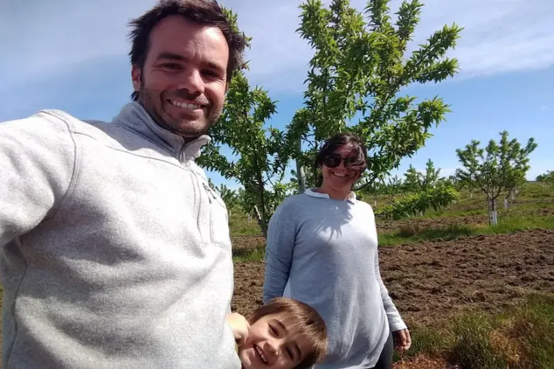 En 2018, Diego Irastorza junto a su mujer Carina y su hijo Antonio. Detrás las plantaciones de almendrosGza, Diego Irastorza