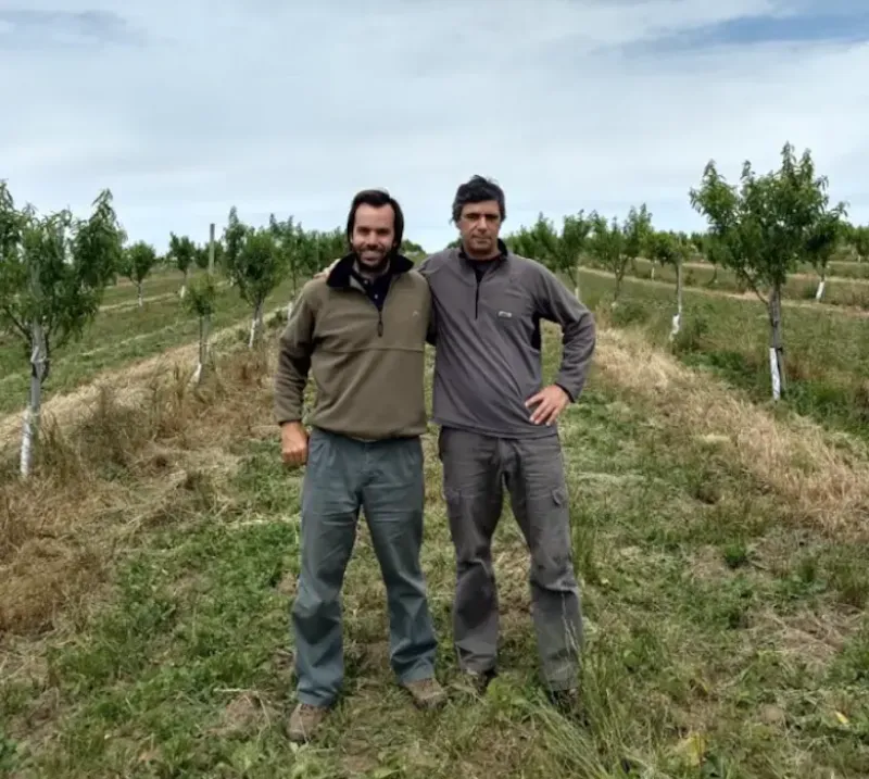 Irastorza junto a Federico Roncoroni, amigo y productor vecino, quien lo incentivó a que plante almendros en el campoGza. Diego Irastorza