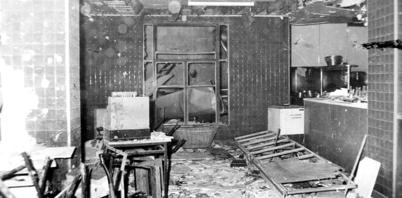 Así quedó el comedor de la Policía Federal en 1976 luego de que explotó una bomba de Montoneros y dejó 24 muertos y 60 heridos.