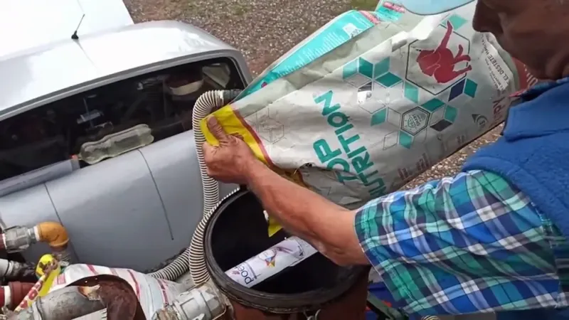  Edmundo carga el gasificador con la basura carbonizada. Para que funcione hay que convertir a los residuos orgánicos en material seco, porque debe ser prendido fuego