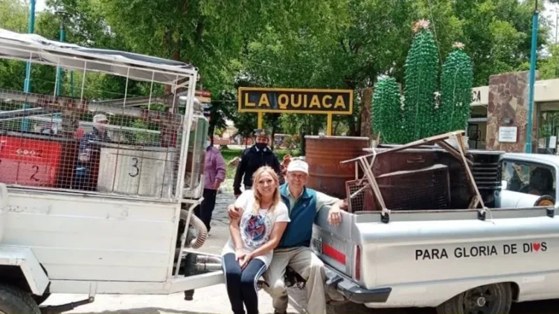  En La Quiaca, con Fabiola y su camioneta con el trailer con los tres tanques que ideó para poder cubrir grandes distancias con ”gasura”