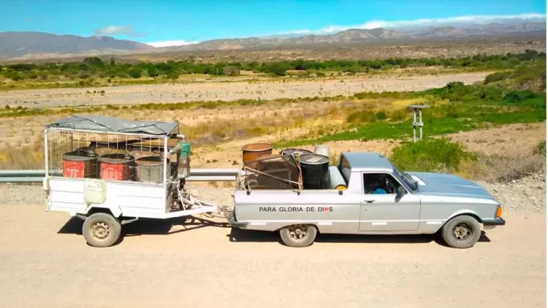 Hizo funcionar a su auto con basura luego de una experiencia mística y recorrió el país de punta a punta