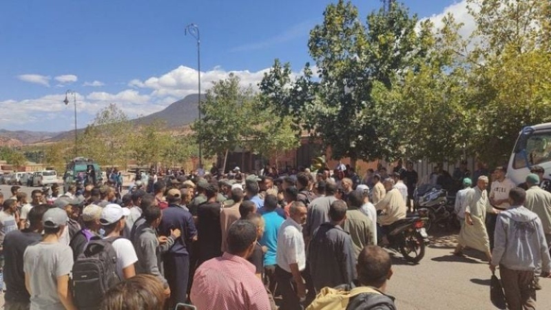  MULTITUDES ENOJADAS QUE ESPERABAN AYUDA RODEARON A UN PERIODISTA LOCAL EN ASNI.